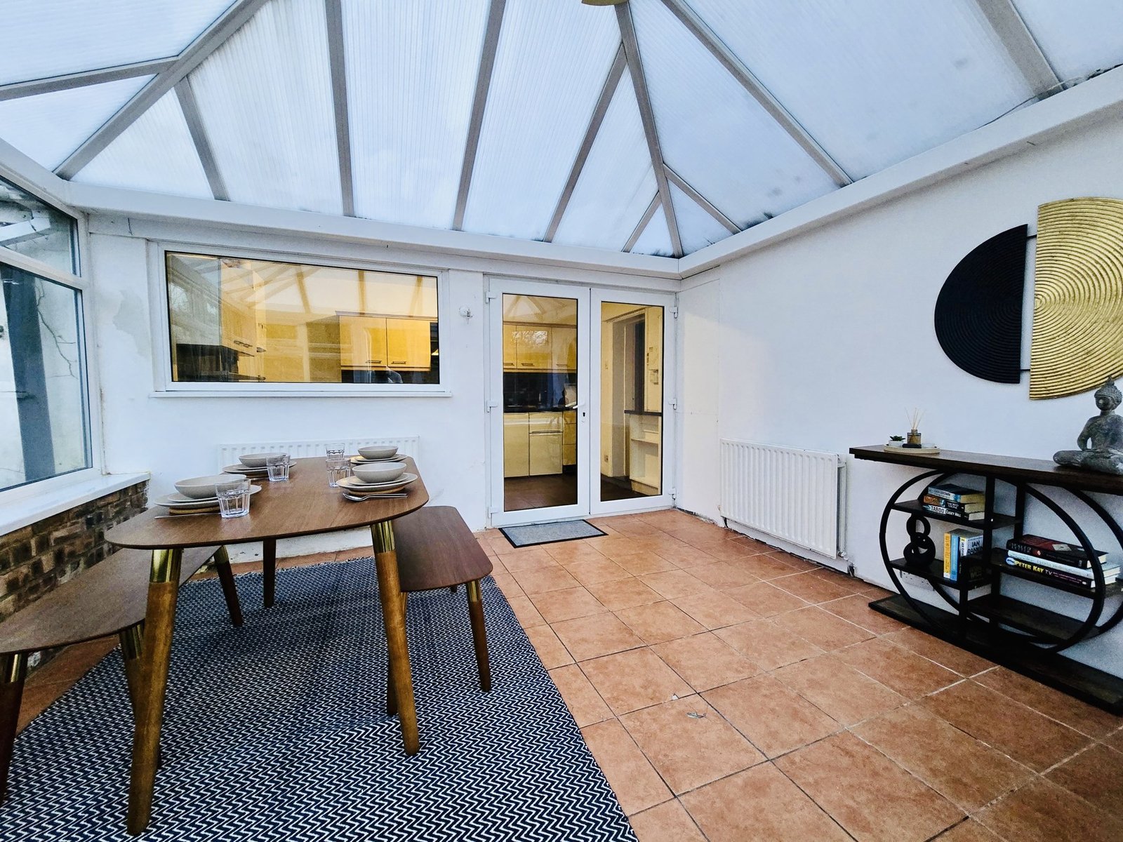 Dining space at a Strawbury Stays property in Stockport